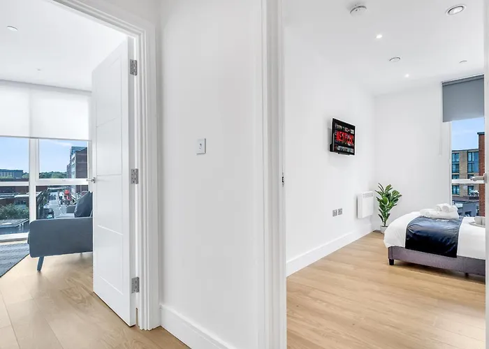 Pluxa Nero Deluxe - City Bliss 2Bath, Walk To Transit