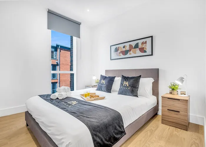 Pluxa Nero Deluxe - City Bliss 2Bath, Walk To Transit